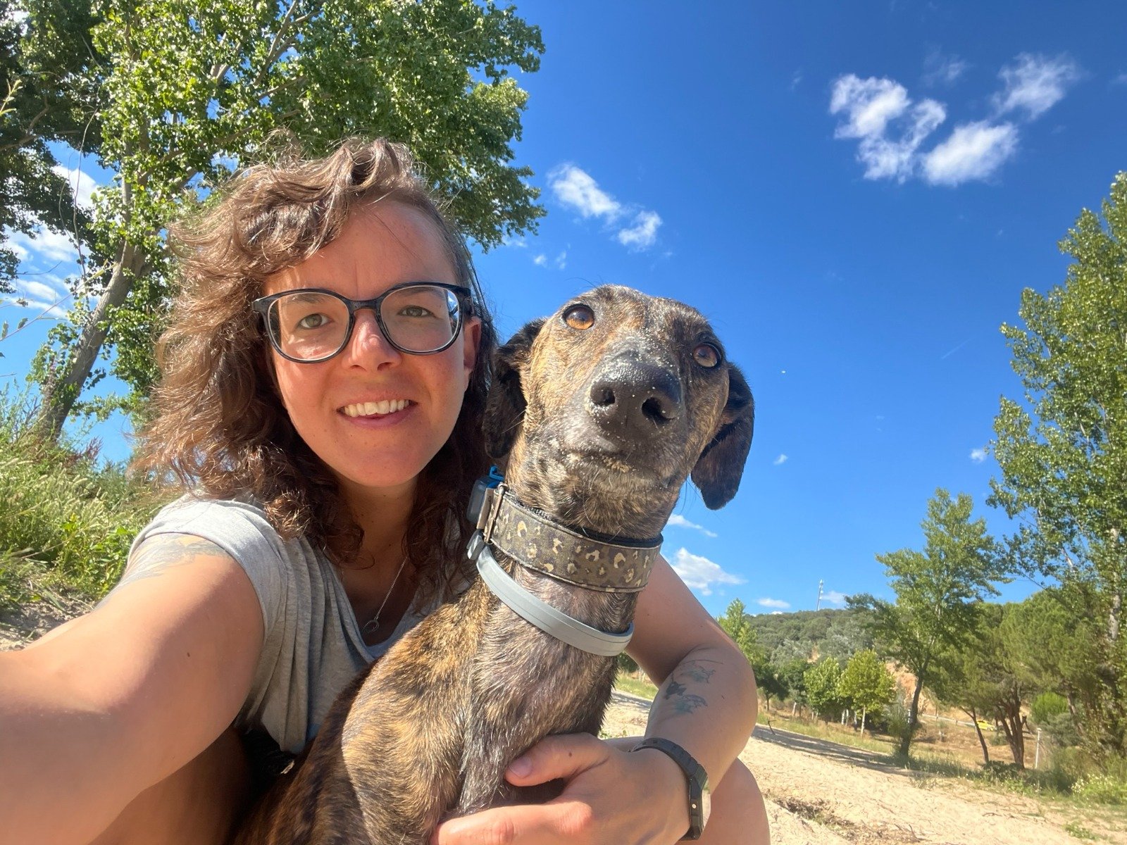 Laura Sancho con uno de sus perros, Dog Adventure
