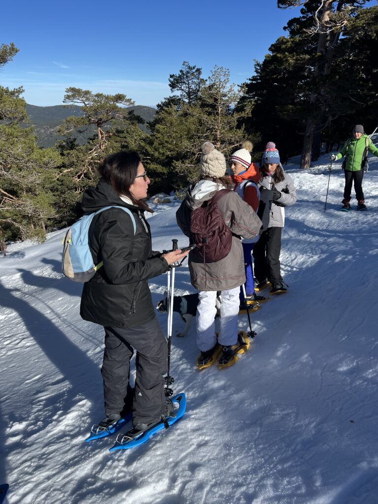 grupo raquetas de nieve con perro en navacerrada