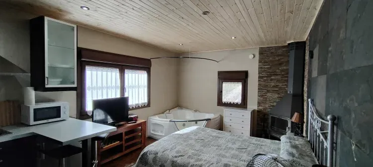Interior de la suite con chimenea en El Hechizo Encantado 2