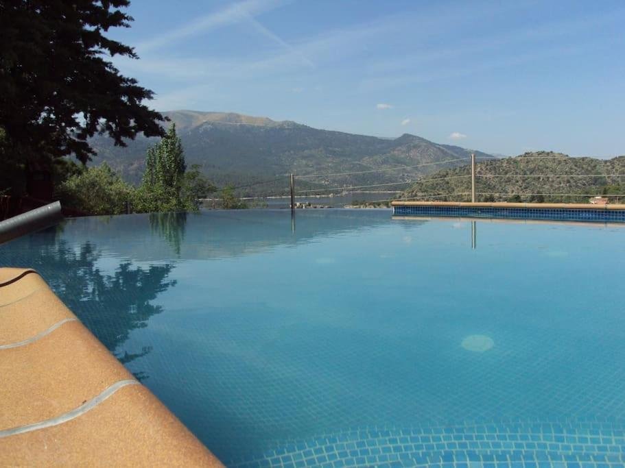 Fachada y piscina de Picos Pardos